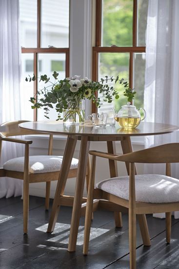 Canadel collection with Contemporary Round Table